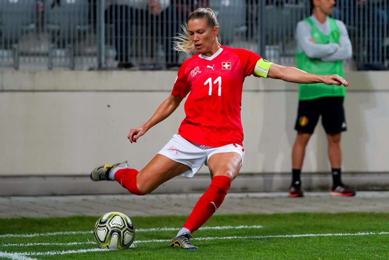 Lara Dickenmann — Champions League Footballer